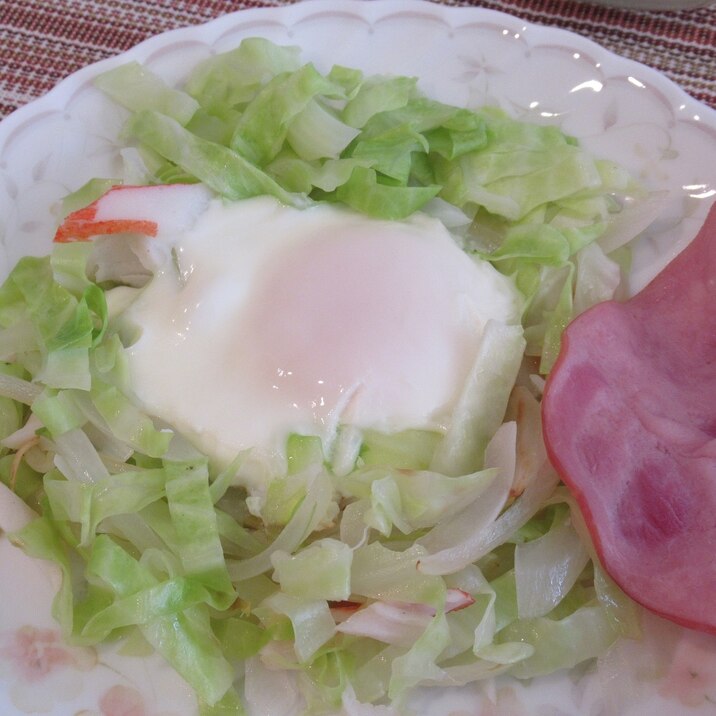 朝食に！キャベツとかにかまの巣ごもりタマゴ